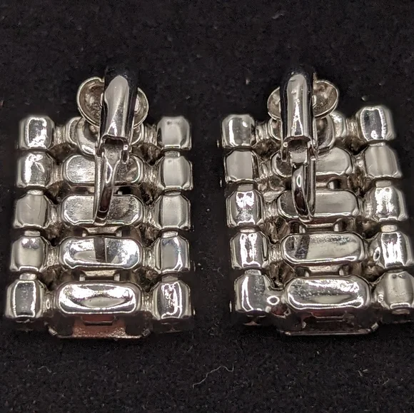 Vintage Kramer Silver Toned clip on earrings. J-007 - Picture 3 of 6